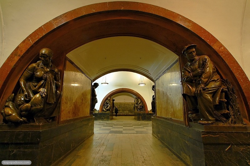 Ploschad' Revolyutsii metro station